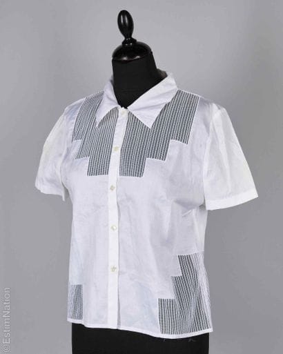 CHANEL (2000)
TOP en coton blanc ajouré d'une...