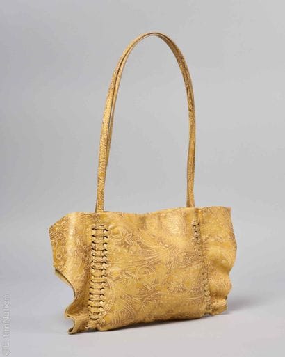 KENZO
PETIT SAC en cuir enduit à effet craquelé...