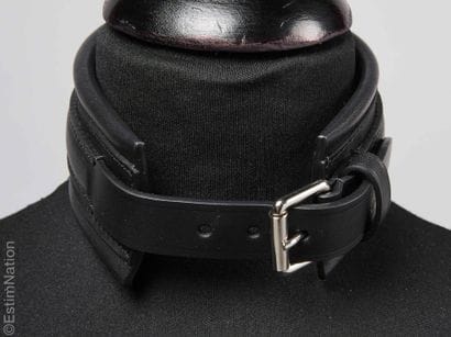 GUCCI
COLLIER DE CHIEN en cuir noir, boucle...
