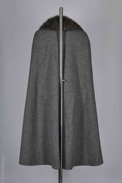 ANONYME
CAPE en lainage double face gris...