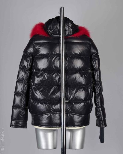 MONCLER
DOUDOUNE à capuche amovible en polyamide...