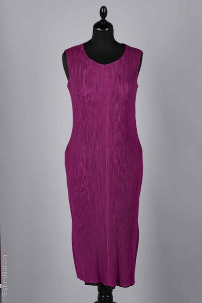 PLEATS PLEASE ISSEY MIYAKE (MANQUE GRIFFE)
ROBE...