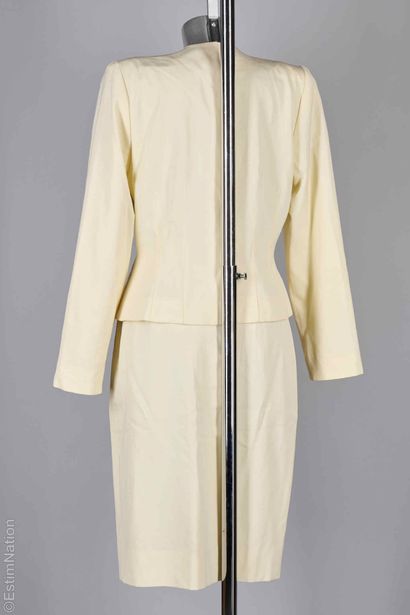 EMMANUELLE KHANH CIRCA 1985
TAILLEUR en gabardine...