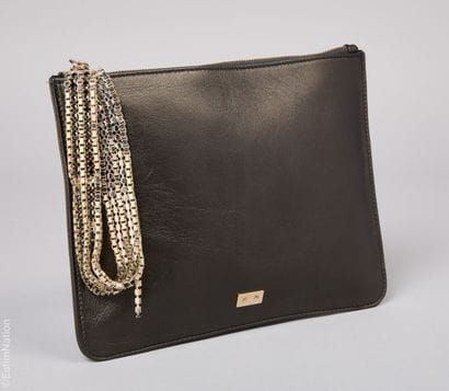 ARMANI COLLEZIONI
POCHETTE zippée en cuir...
