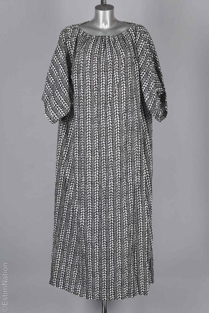 CHRISTIAN DIOR VINTAGE
ROBE DE PLAGE agrémentée...