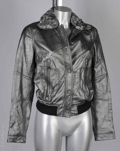 GALLIANO CIRCA 2009
BLOUSON en cuir métallisé...