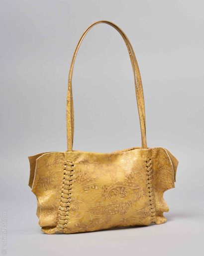 KENZO
PETIT SAC en cuir enduit à effet craquelé...