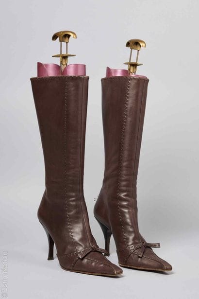 PRADA
PAIRE DE BOTTES en veau surpiqué chocolat,...
