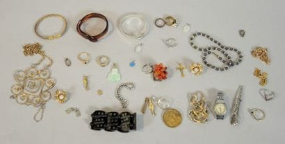 BIJOUX FANTAISIE
Ensemble de bijoux fantaisie...
