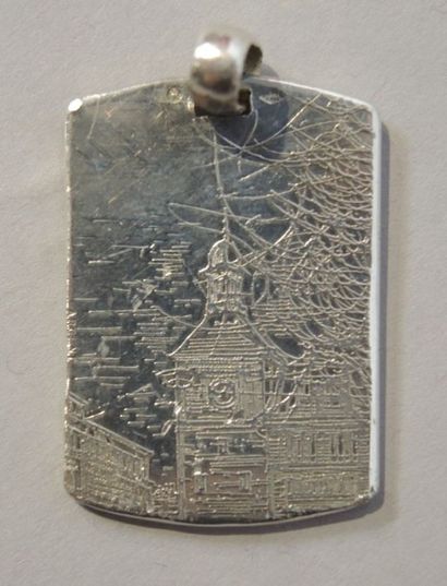 ARGENT
Pendentif en argent ciselé à décor...