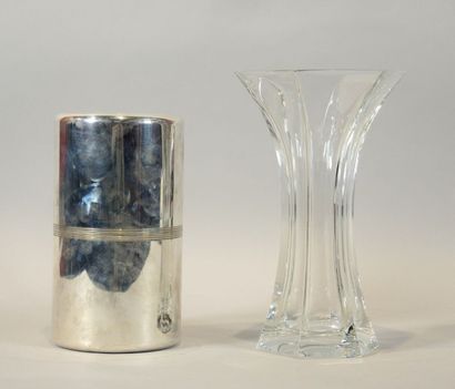 ARTS DE LA TABLE
Vase en cristal à pans coupés....