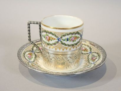 PORCELAINE
Tasse et soucoupe en porcelaine...