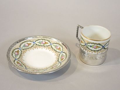 PORCELAINE
Tasse et soucoupe en porcelaine...