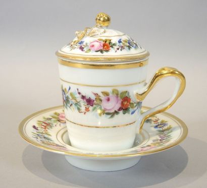 TASSE-TREMBLEUSE
Tasse trembleuse en porcelaine...