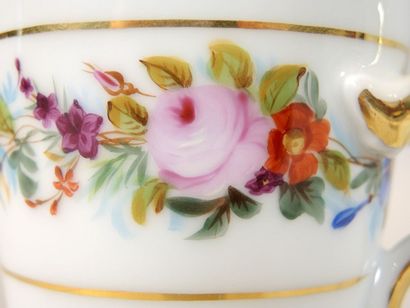 TASSE-TREMBLEUSE
Tasse trembleuse en porcelaine...
