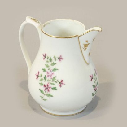 Pichet en porcelaine à décor polychrome

H...