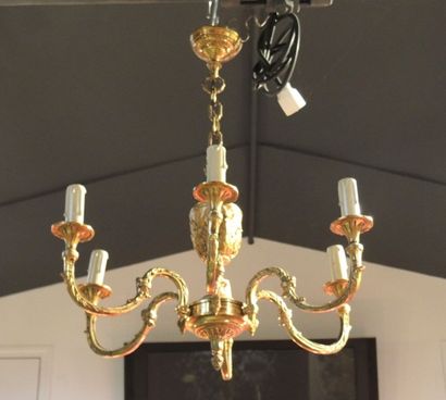 Lustre en bronze doré à 6 bras de lumières...