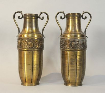 Paire de vases à 2 anses en laiton à décor...