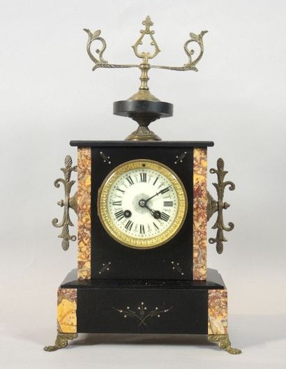 Pendule borne en granit, marbre rose et bronze....