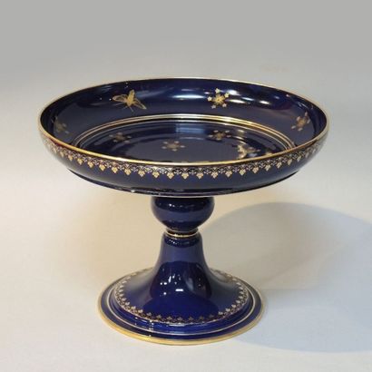 SÈVRES
SEVRES

Coupe sur piédouche en porcelaine...