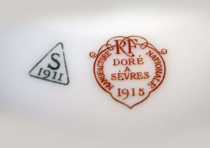 SÈVRES
SEVRES

Coupe sur piédouche en porcelaine...