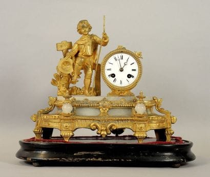Pendule en métal doré et ciselé à décor d'un...