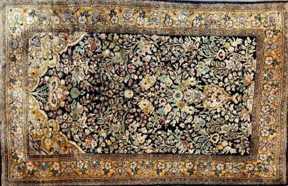 Tapis GHOUM en soie à décor d'un vase fleuri

160...