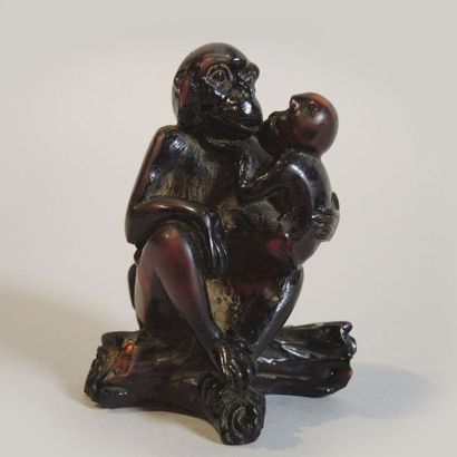 Sculpture en résine ambrée représentant un...