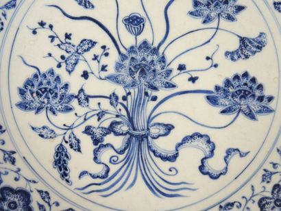 PLAT EXTREME-ORIENT
Grand plat rond en porcelaine...