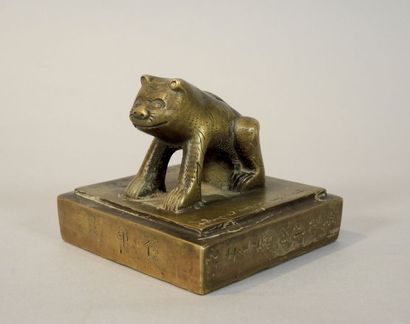 Cachet en bronze à décor de chien de Fô

Inscription...