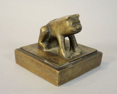 Cachet en bronze à décor de chien de Fô

Inscription...