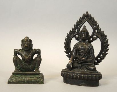Asie du sud-est
Deux statuettes :

- l'une...