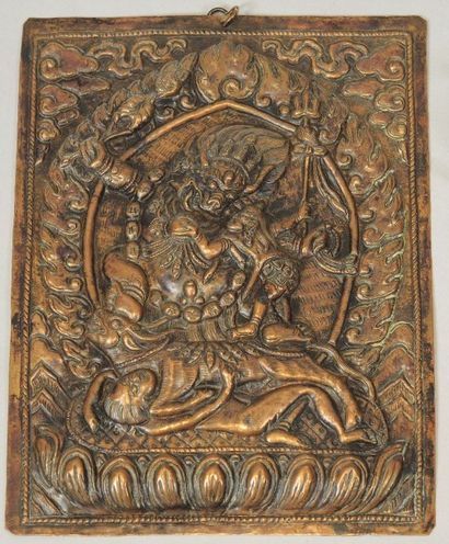 ASIE
Plaque en cuivre à décor repoussé et...
