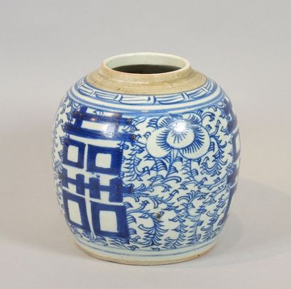CHINE
Pot à décor blanc et bleu 

H : 19...