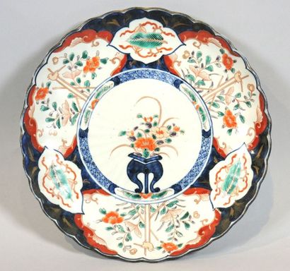 ASIE
Plat en porcelaine à décor IMARI 

Diam...