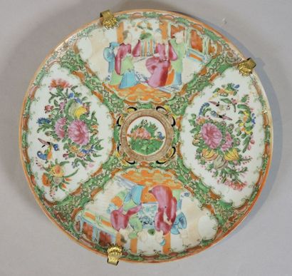 CHINE, CANTON
3 assiettes en porcelaine polychrome...