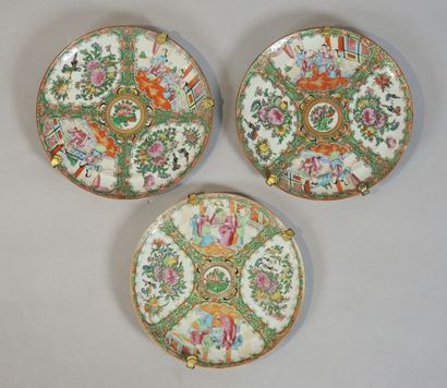 CHINE, CANTON
3 assiettes en porcelaine polychrome...