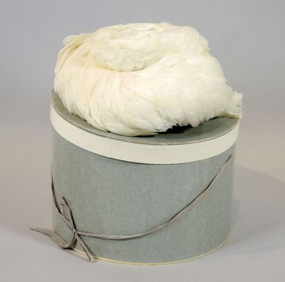 ACCESSOIRES DE MODE
Chapeau en plumes blanches...