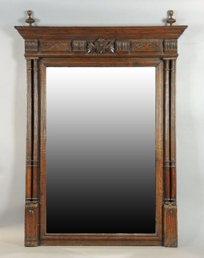 Miroir de forme rectangulaire en bois sculpté...
