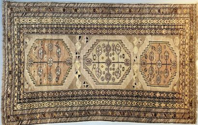 TAPIS CAUCASE
Tapis en laine à décor de 3...