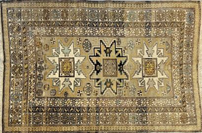 TAPIS CAUCASE
Tapis en laine à décor de 3...