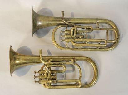 INSTRUMENTS DE MUSIQUE
Deux tubas en cuivre

Quelques...