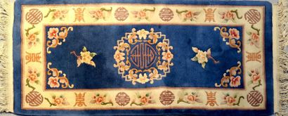 TAPIS CHINOIS
Petit tapis chinois à fond...