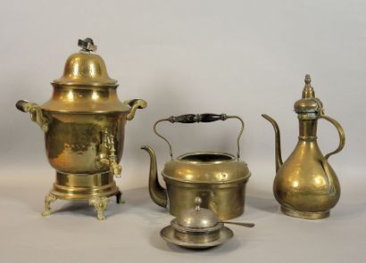 Lots divers
Samovar en laiton

On y joint...