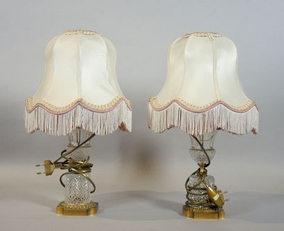 LAMPES
Paire de lampes en métal doré et cristal

On...