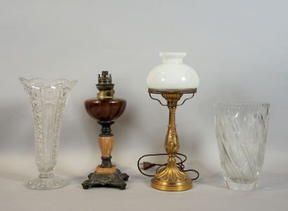 LOT DIVERS
Lampe à huile en métal doré montée...