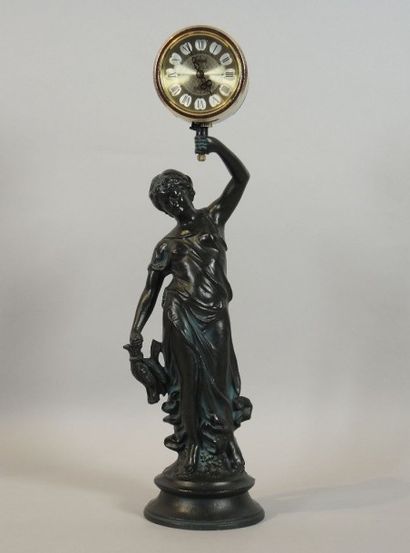 Pendule à décor de femme drapée en régule...