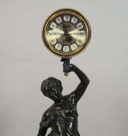 Pendule à décor de femme drapée en régule...