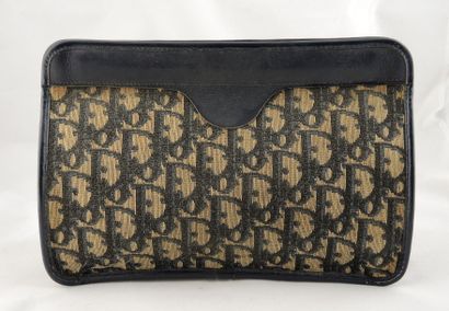 CHRISTIAN DIOR (1972)
Pochette en cuir scotchgard...