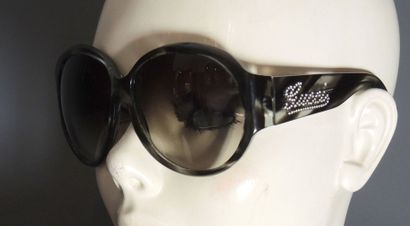 Paire de lunettes de soleil monture noire...